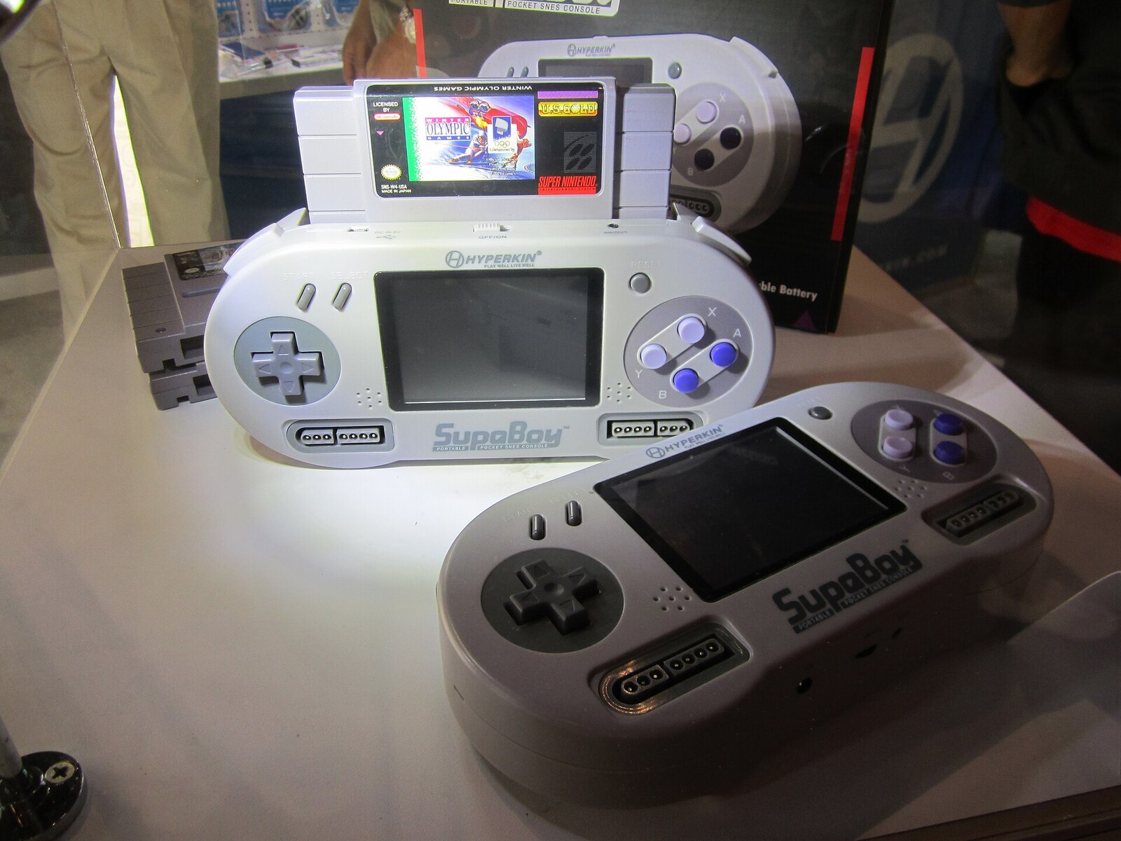 Hyperkin relance sa portable SNES SupaBoy dans deux nouveaux coloris