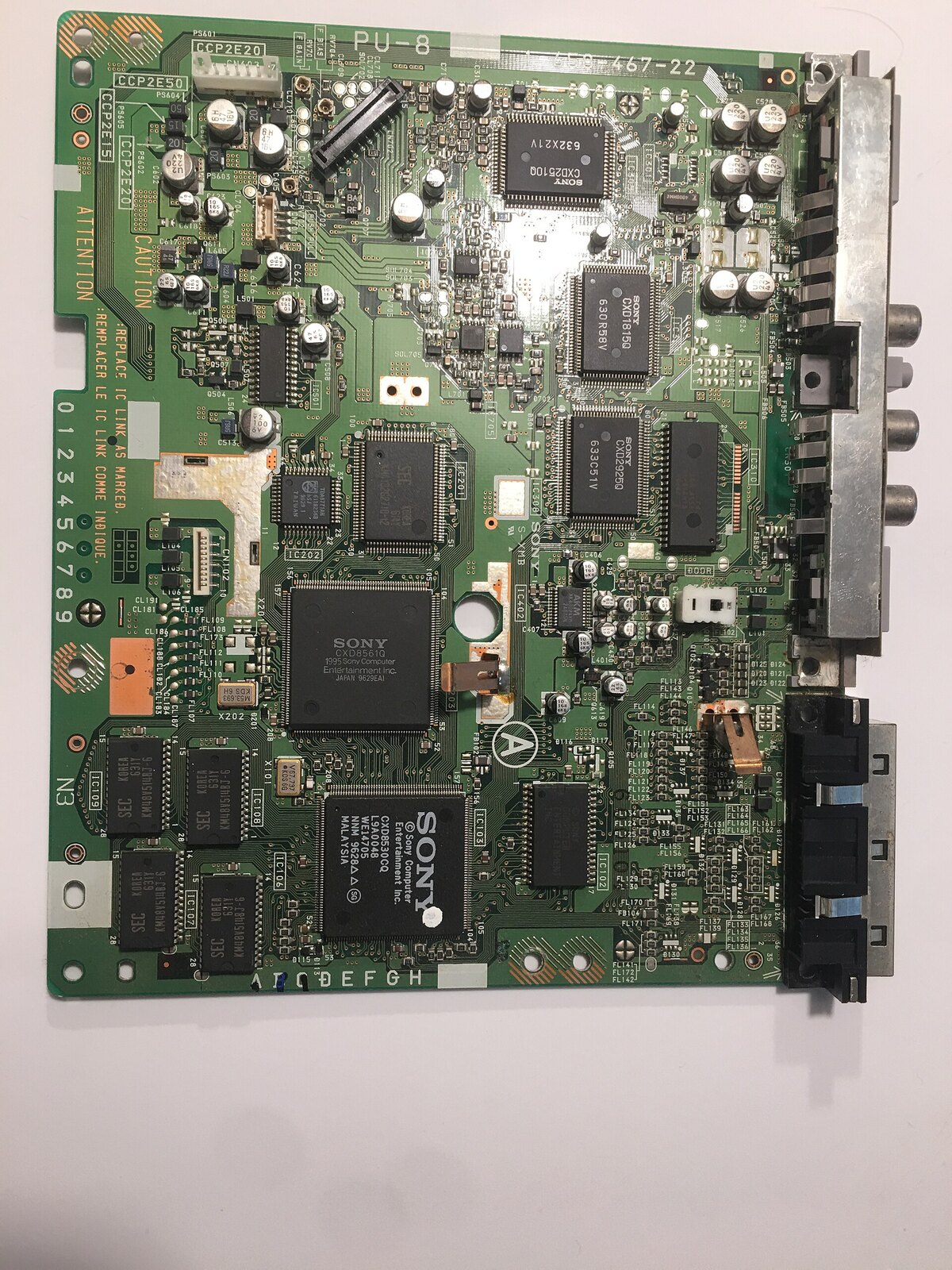 Ce modder a combiné plusieurs modèles de PlayStation pour créer la PS1 ultime sur PCB custom