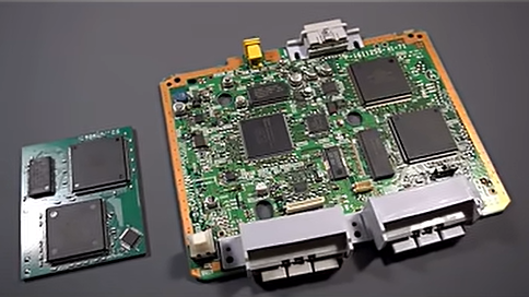 Ce modder a combiné plusieurs modèles de PlayStation pour créer la PS1 ultime sur PCB custom