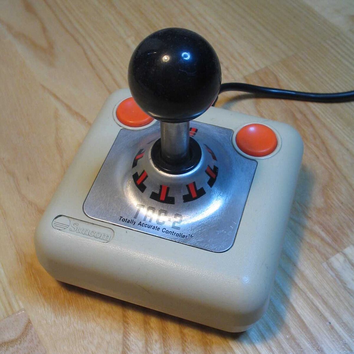 Commodore ressuscite le joystick TAC-2 après 40 ans, avec un axe en acier et cinq coloris