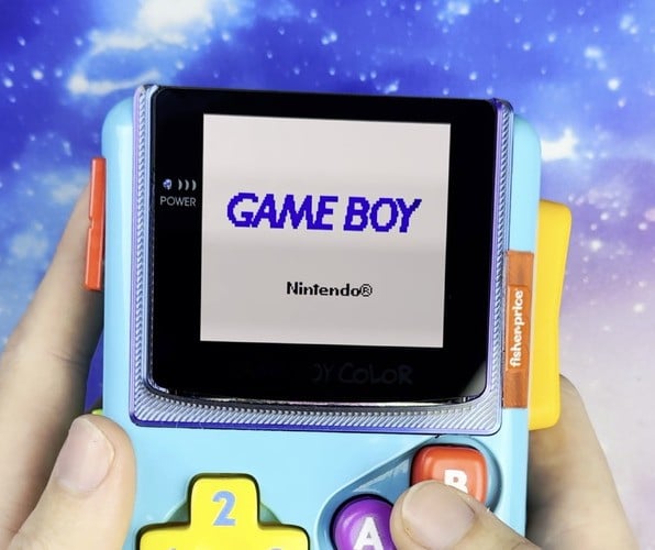 Un modder transforme un jouet Fisher-Price pour bébé en véritable Game Boy Color